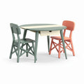 Table ronde en bois avec tiroir et chaises en plastique rose et vert 80 x 80 x 75cm